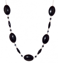 Arrangement in black necklace